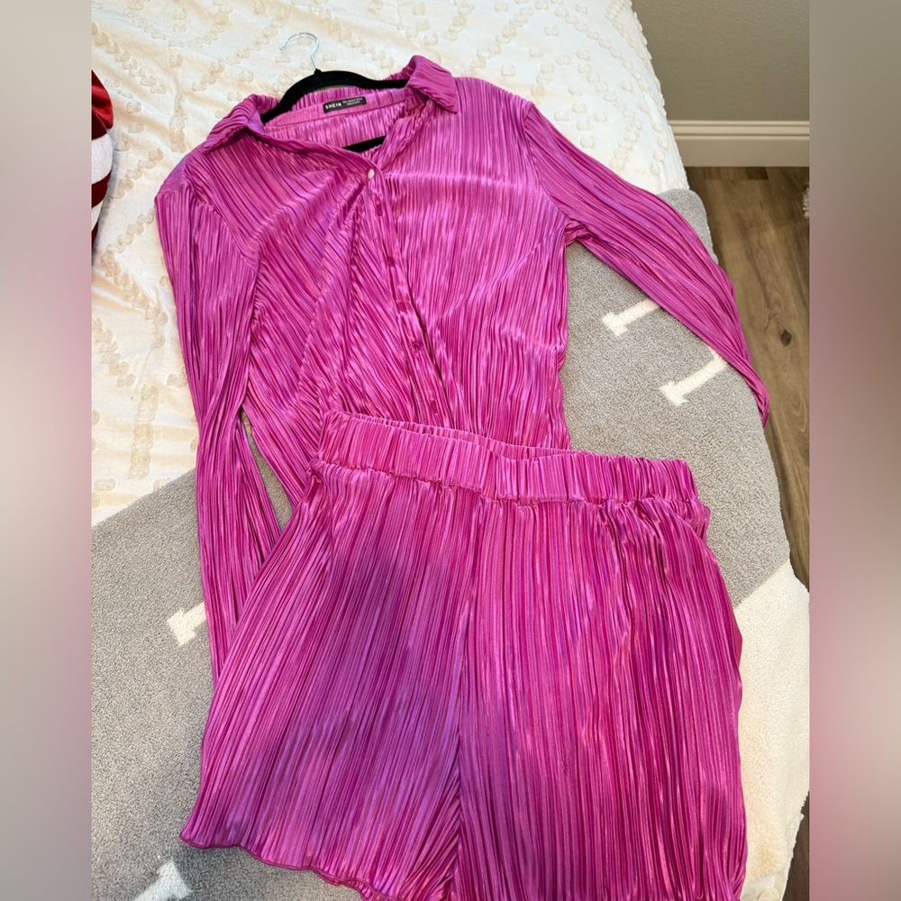 Shown 2 peice set